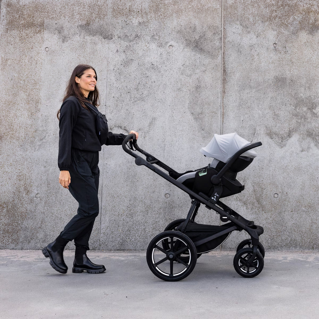 Thule Maple autostoel Black met zachte newborn-inleg voor baby's tot 60 cm, bij De Gele Flamingo
