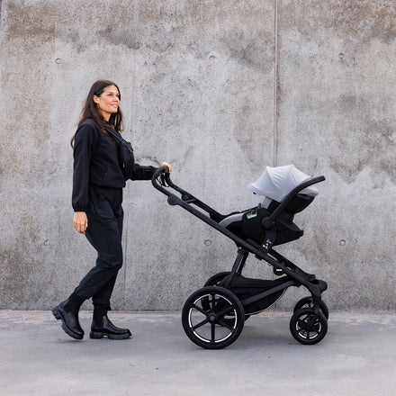 Thule Maple autostoel Black met zachte newborn-inleg voor baby's tot 60 cm, bij De Gele Flamingo