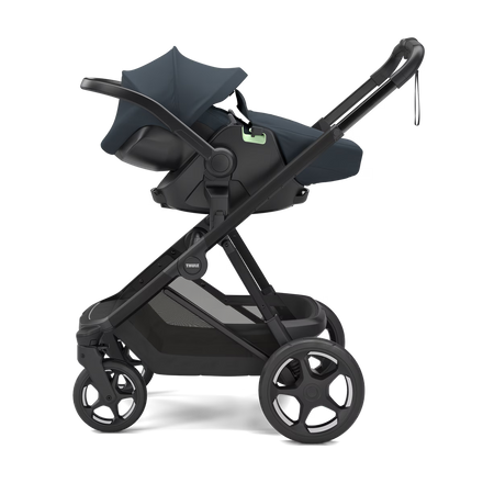 Thule Maple autostoel Darkest Blue is 180 graden draaibaar op de Thule Alfi ISOFIX-base, bij De Gele Flamingo