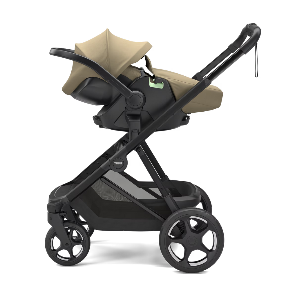 Thule Maple autostoel Faded Khaki is 180 graden draaibaar op de Thule Alfi ISOFIX-base, bij De Gele Flamingo