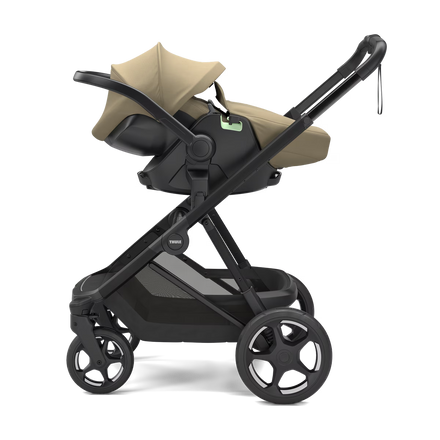 Thule Maple autostoel Faded Khaki is 180 graden draaibaar op de Thule Alfi ISOFIX-base, bij De Gele Flamingo