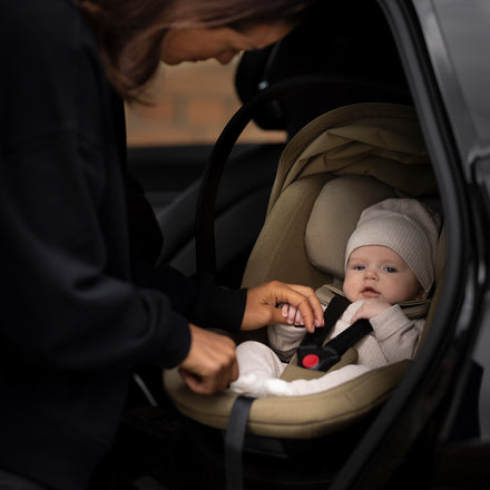 Thule Maple autostoel Faded Khaki met waterafstotende zonnekap met UPF50+ bescherming, bij De Gele Flamingo
