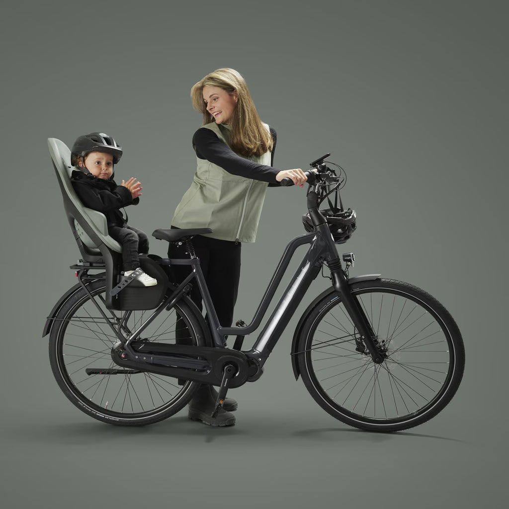 Thule Yepp 2 MIK HD Midnight Black met voetriempjes voor een veilige pasvorm, De Gele Flamingo.