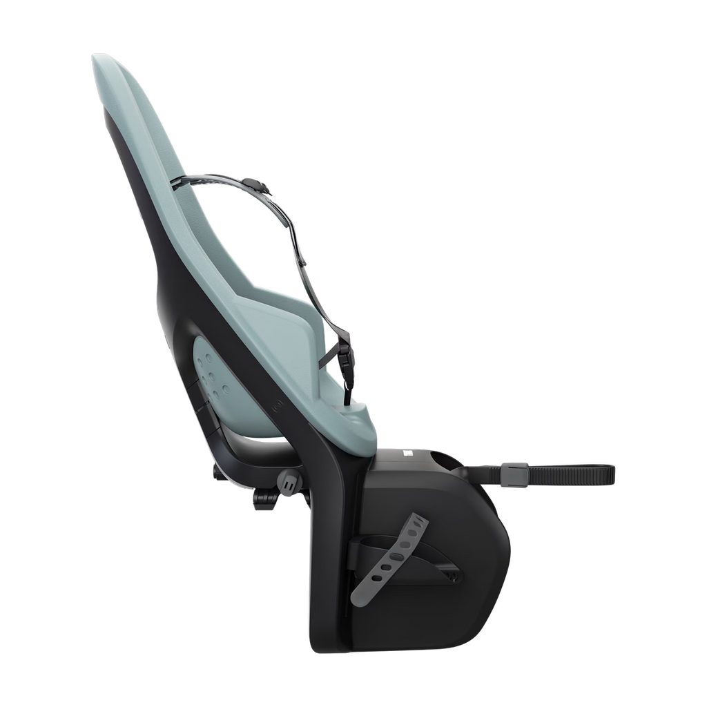 Thule Yepp 2 Maxi fietsstoel Mid Blue met kindveilige veiligheidsgesp, verkrijgbaar bij De Gele Flamingo.