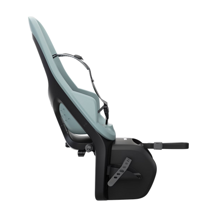 Thule Yepp 2 Maxi fietsstoel Mid Blue met kindveilige veiligheidsgesp, verkrijgbaar bij De Gele Flamingo.