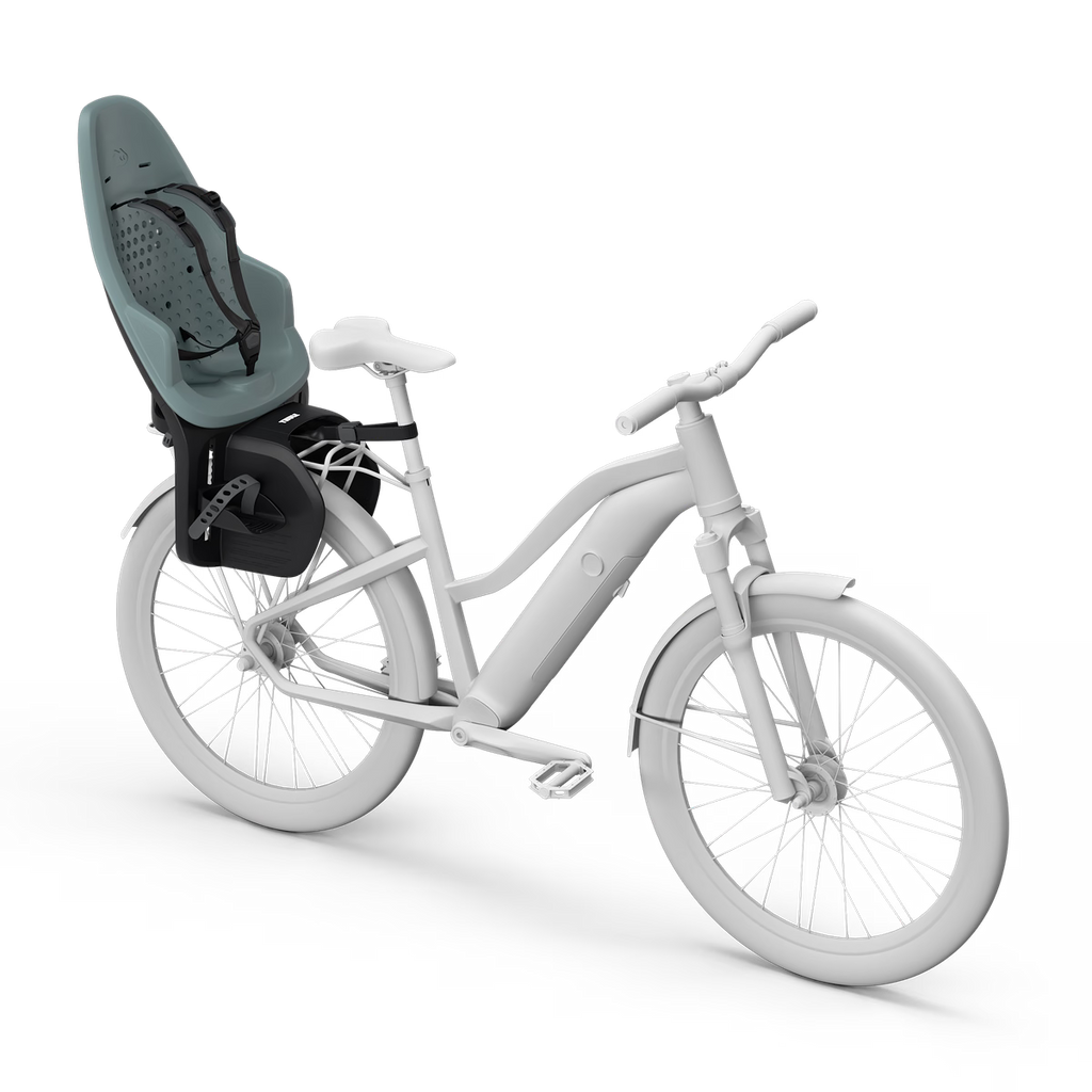 Thule Yepp 2 Maxi fietsstoel Mid Blue met verstelbare voetsteunen die meegroeien, bij De Gele Flamingo.
