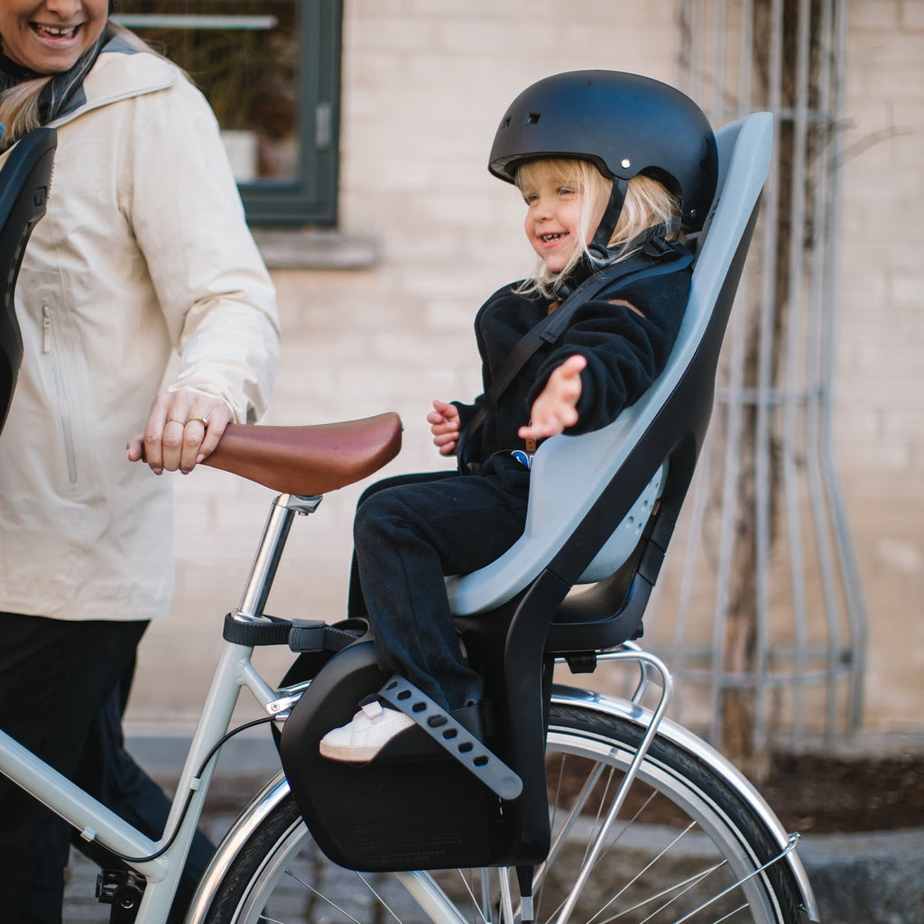 Thule Yepp 2 Maxi fietsstoel Mid Blue met verstelbare voetriempjes voor een veilige pasvorm, De Gele Flamingo.