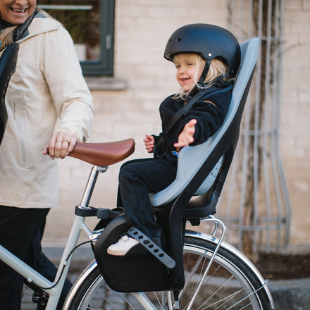 Thule Yepp 2 Maxi fietsstoel Mid Blue met verstelbare voetriempjes voor een veilige pasvorm, De Gele Flamingo.