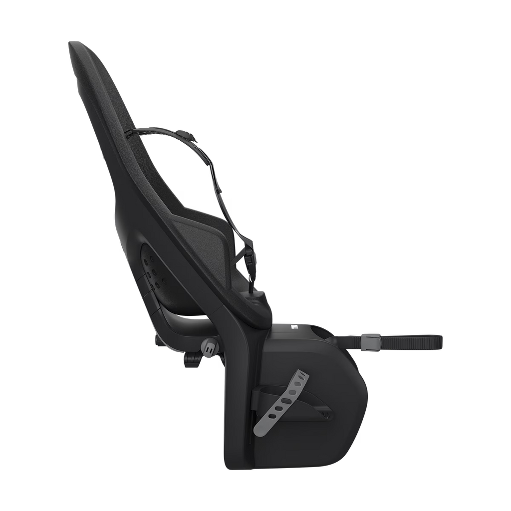 Thule Yepp 2 Maxi fietsstoel Midnight Black met kindveilige veiligheidsgesp, verkrijgbaar bij De Gele Flamingo.
