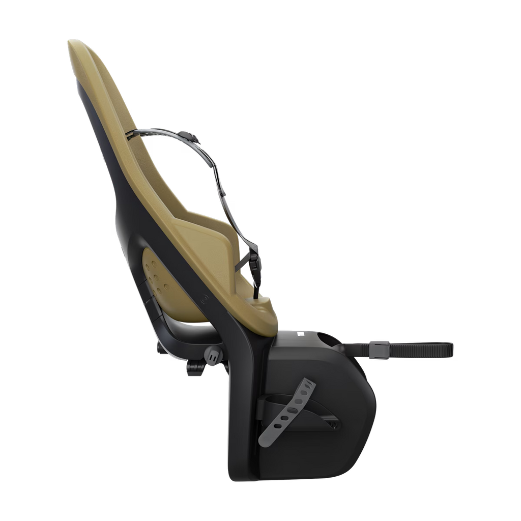 Thule Yepp 2 Maxi fietsstoel Nutria Green met kindveilige veiligheidsgesp, verkrijgbaar bij De Gele Flamingo.