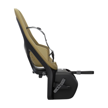 Thule Yepp 2 Maxi fietsstoel Nutria Green met kindveilige veiligheidsgesp, verkrijgbaar bij De Gele Flamingo.