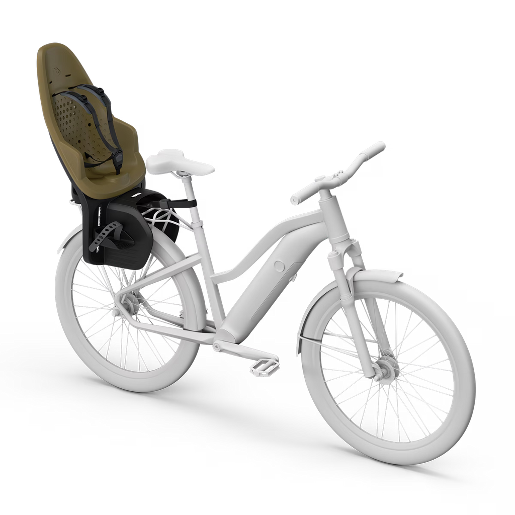 Thule Yepp 2 Maxi fietsstoel Nutria Green met verstelbare voetsteunen die meegroeien, bij De Gele Flamingo.