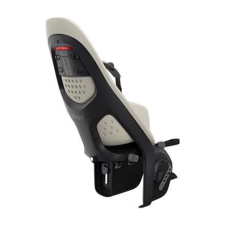 Thule Yepp 2 Maxi fietsstoel Soft Sand met gewatteerde 5-puntsveiligheidsgordel, te koop bij De Gele Flamingo.