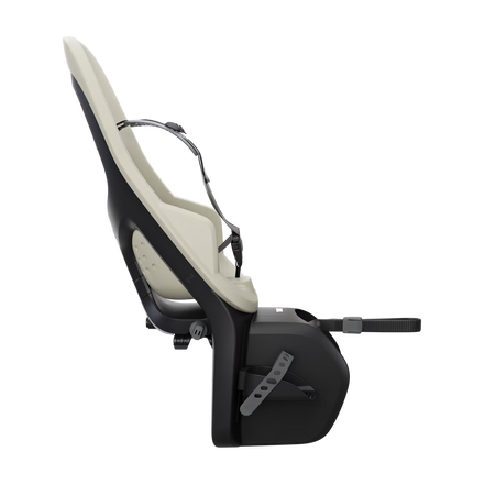 Thule Yepp 2 Maxi fietsstoel Soft Sand met kindveilige veiligheidsgesp, verkrijgbaar bij De Gele Flamingo.