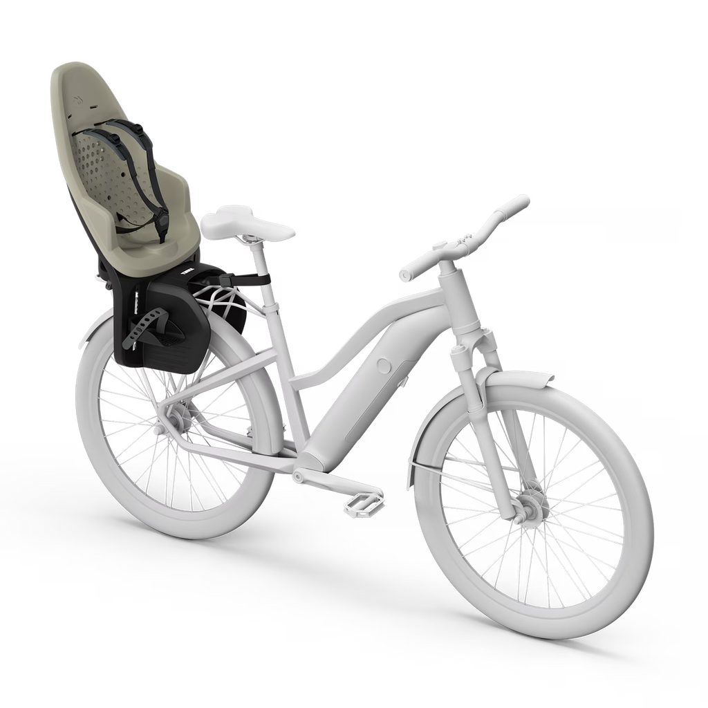 Thule Yepp 2 Maxi fietsstoel Soft Sand met verstelbare voetsteunen die meegroeien, bij De Gele Flamingo.