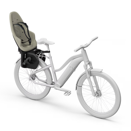 Thule Yepp 2 Maxi fietsstoel Soft Sand met verstelbare voetsteunen die meegroeien, bij De Gele Flamingo.