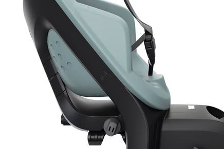 Thule Yepp 2 Maxi fietsstoel Mid Blue met kindveilige veiligheidsgesp, te koop bij De Gele Flamingo