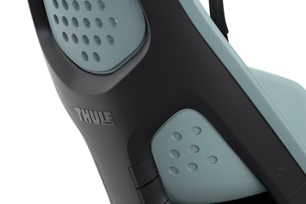 Thule Yepp 2 Maxi fietsstoel Mid Blue is eenvoudig over te zetten naar een andere fiets, bij De Gele Flamingo