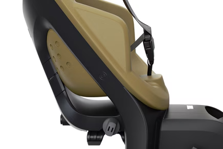 Thule Yepp 2 Maxi fietsstoel Nutria Green met kindveilige veiligheidsgesp, te koop bij De Gele Flamingo