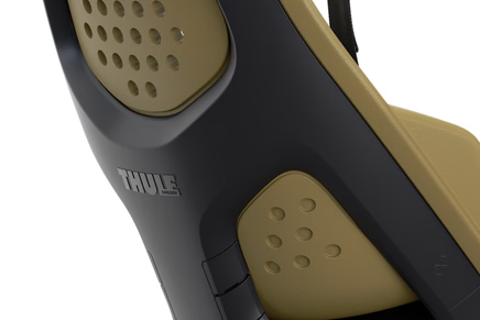 Thule Yepp 2 Maxi fietsstoel Nutria Green is eenvoudig over te zetten naar een andere fiets, bij De Gele Flamingo