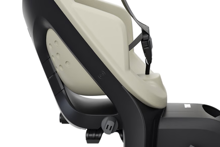 Thule Yepp 2 Maxi fietsstoel Soft Sand met kindveilige veiligheidsgesp, te koop bij De Gele Flamingo