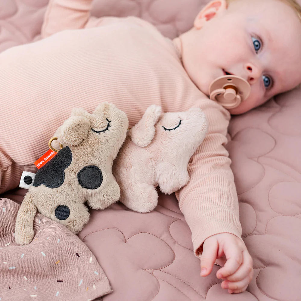 * Done By Deer Tiny Sensorische Rammelaar Pigee Powder