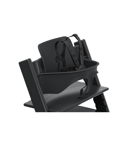 Zwart Tripp Trapp harnas V2 van Stokke met ontgrendelknop om snel los te maken, bij De Gele Flamingo.