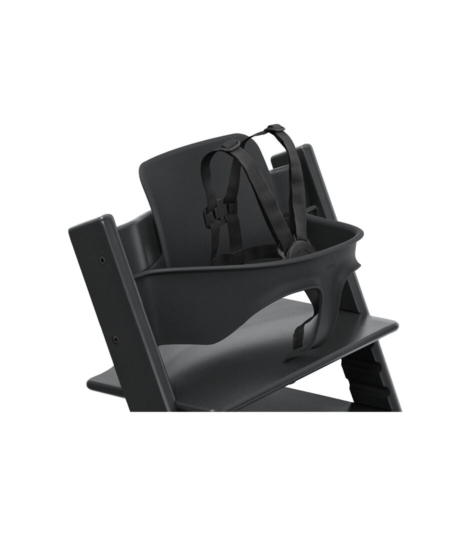 Zwart Tripp Trapp harnas V2 van Stokke met ontgrendelknop om snel los te maken, bij De Gele Flamingo.