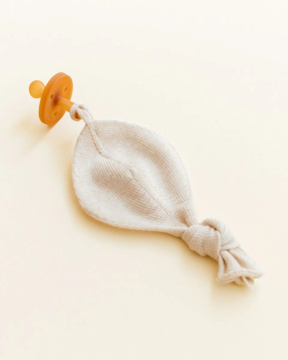 Hvid fopspeendoekje Titi in Cream troost je baby met zachte merinowol, van De Gele Flamingo.