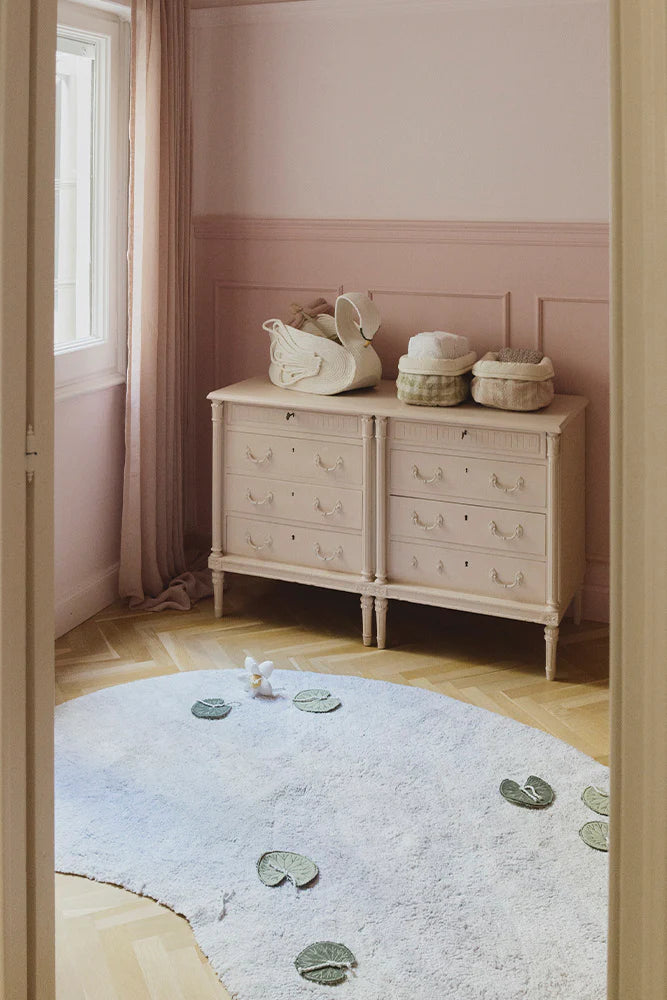 Lorena Canals speelmat Zwanenmeer met handgemaakte waterlelies, speelkleed van De Gele Flamingo