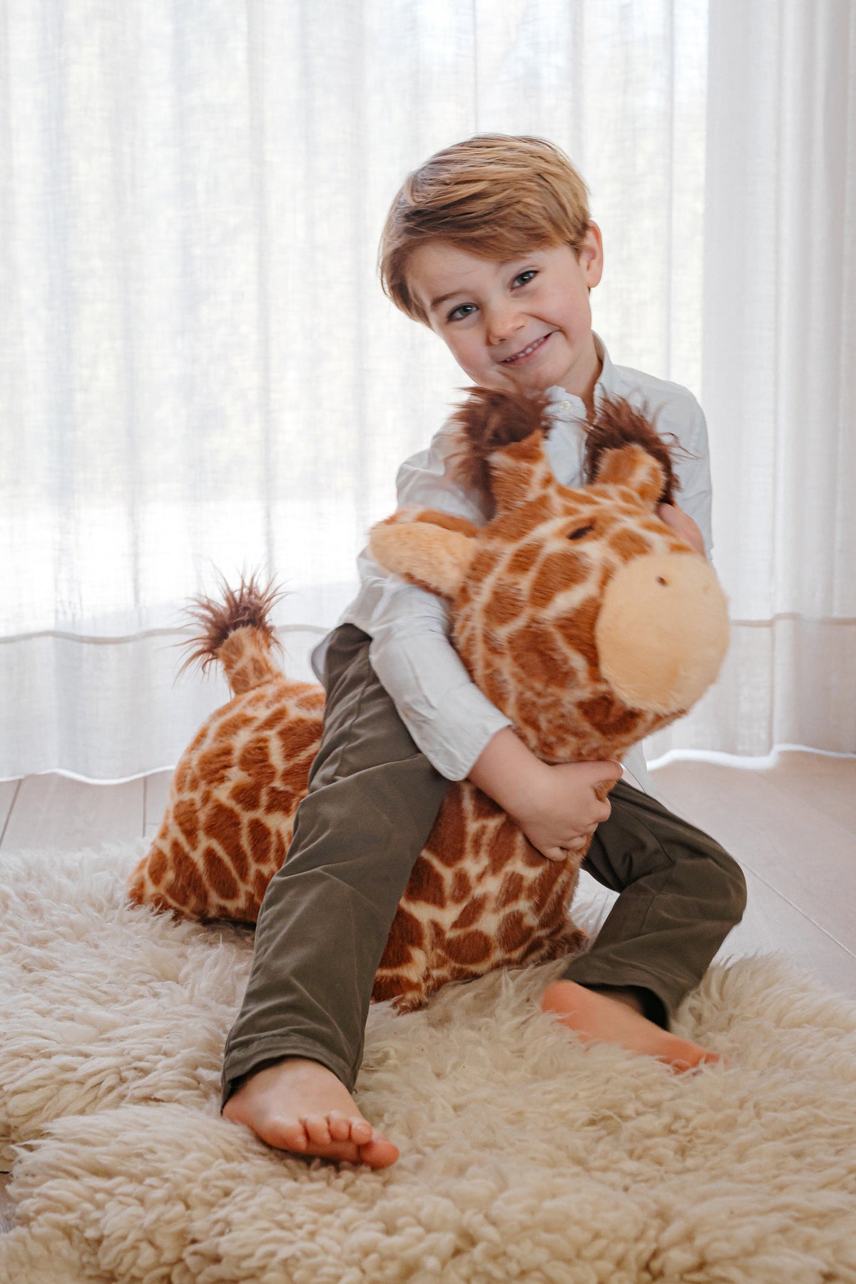 Wild & Soft Bouncy Giraf, een zacht opblaasbaar springdier, verkrijgbaar bij De Gele Flamingo