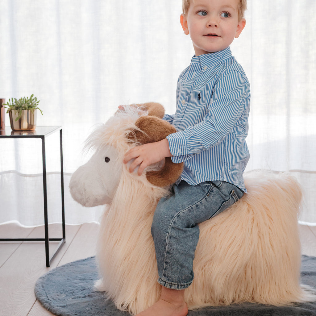 Wild & Soft Bouncy Ram, een zacht opblaasbaar springdier, verkrijgbaar bij De Gele Flamingo