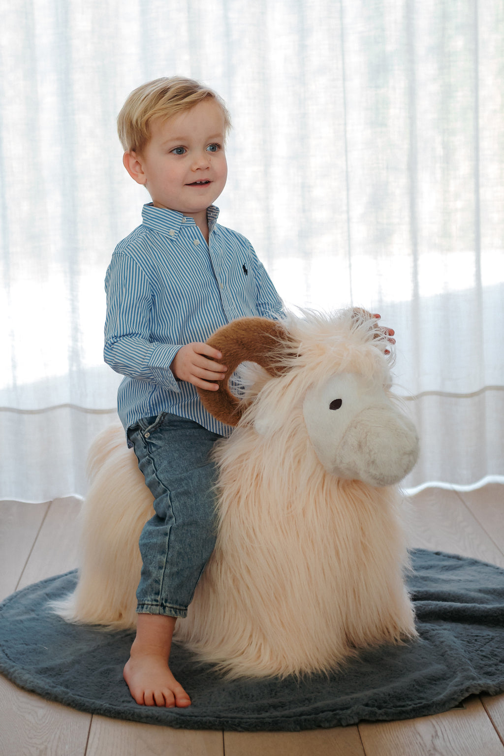 Wild & Soft Bouncy Ram met luxe pluche bekleding die afneembaar en wasbaar is, bij De Gele Flamingo