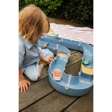 Cassian waterbaan van Liewood met waterrad en sluizen, buitenspeelgoed van De Gele Flamingo