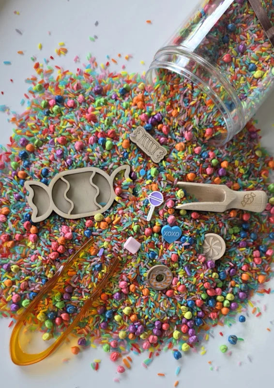SensoryFun Speelrijst Mix PourAndPlay Candyshop bij De Gele Flamingo, mega pot met sensory play mix
