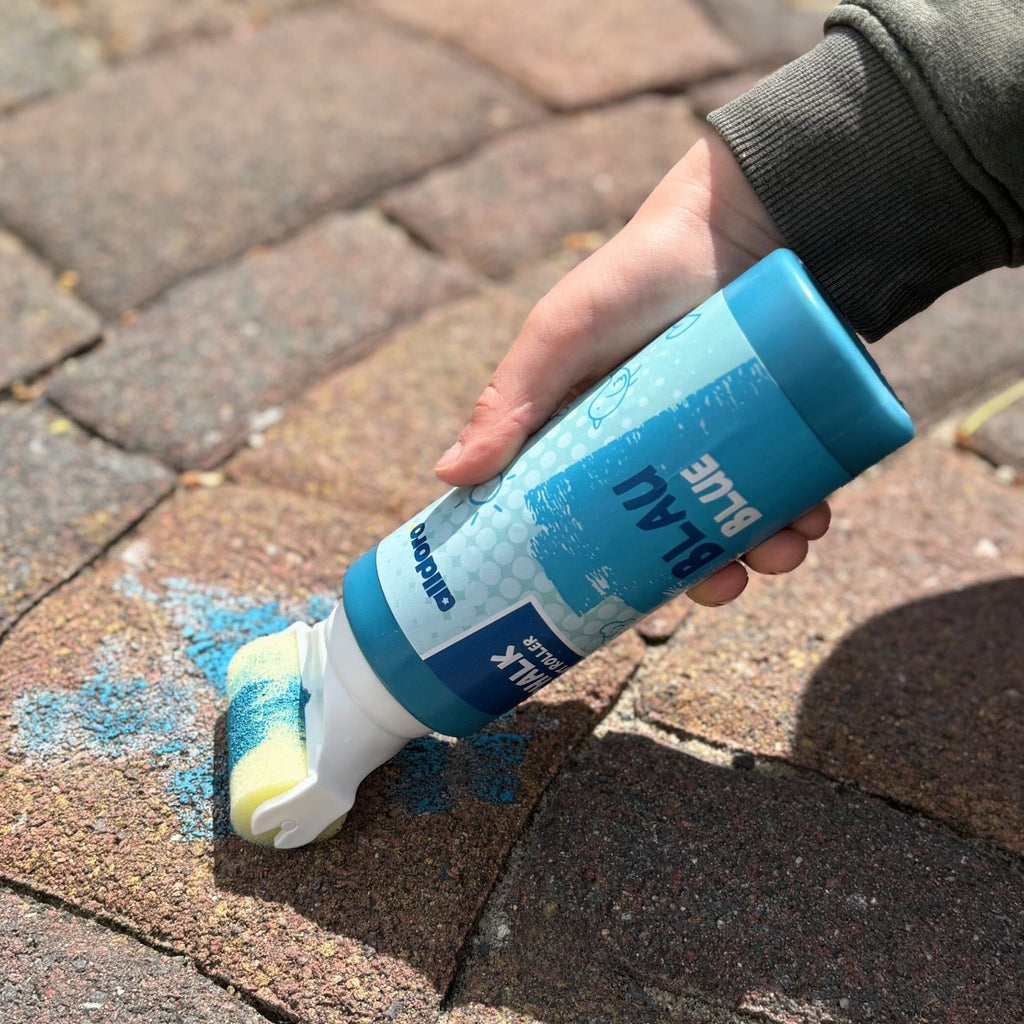Kleurrijk tekenplezier op de speelplaats met de alldoro krijtrollers in 3 kleuren, bij De Gele Flamingo.