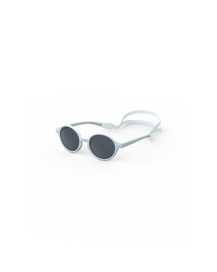 Izipizi lichtblauwe zonnebril met vilten opberghoes en siliconekoord, uit het assortiment van De Gele Flamingo.