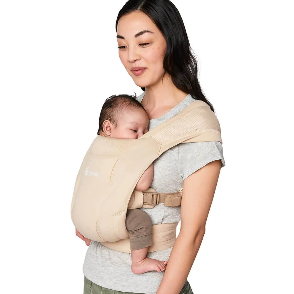 Ergobaby Embrace Soft Mesh Cream draagzak voor de eerste maanden bij De Gele Flamingo