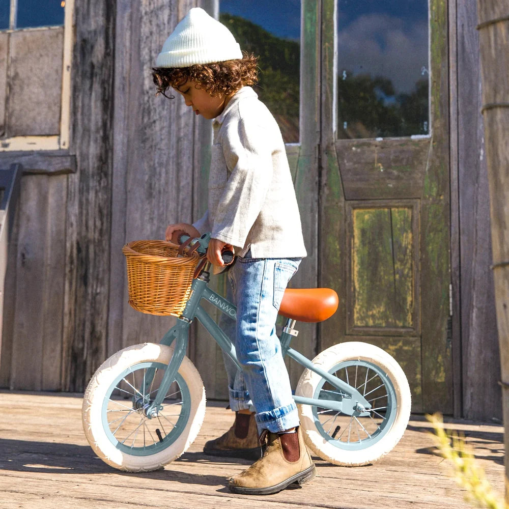 Banwood First Go loopfiets in Teal met rieten mandje, voor kinderen van ca. 2,5 tot 5 jaar, De Gele Flamingo