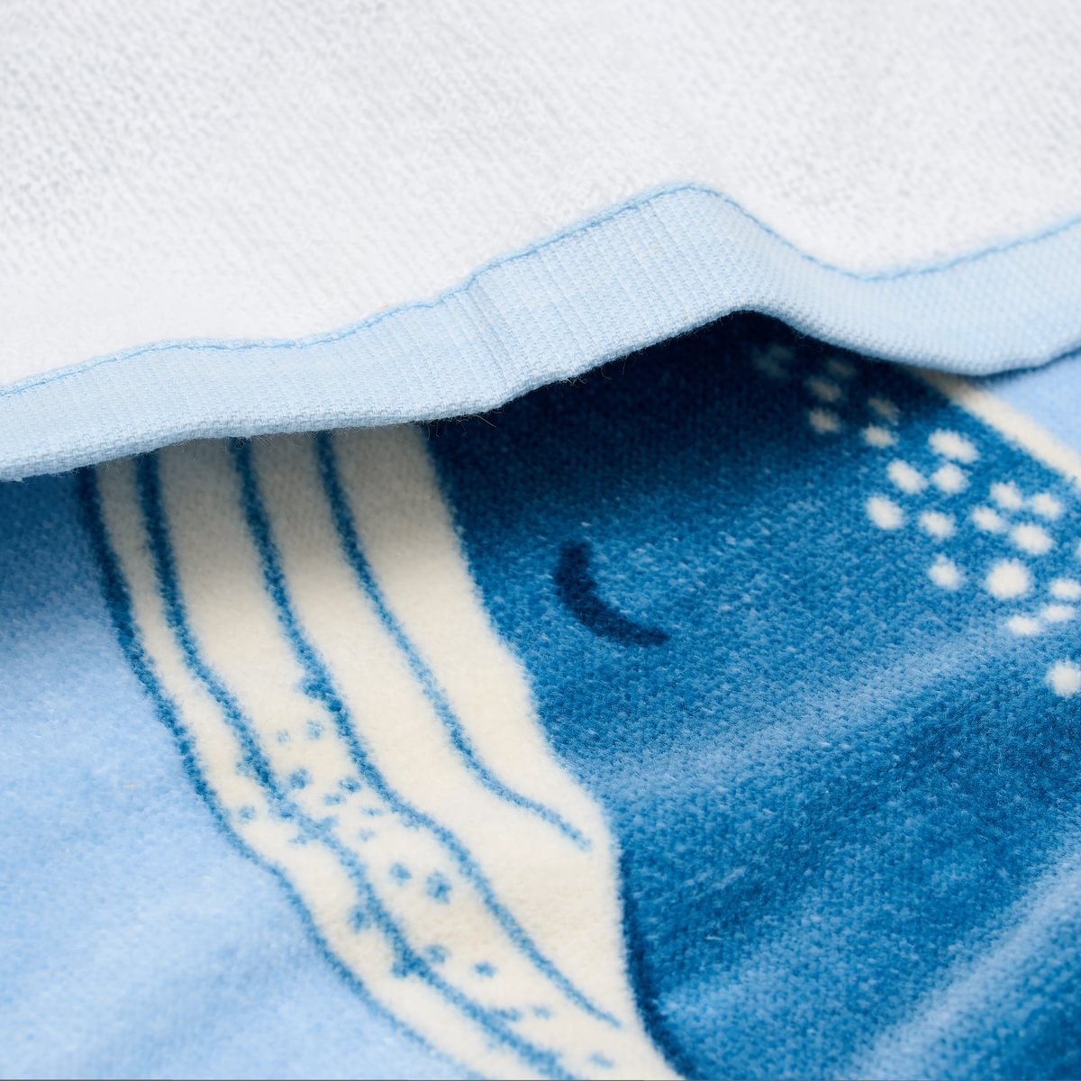 Little Dutch Strandhanddoek Ocean World Blue van 60x120 cm, verkrijgbaar bij De Gele Flamingo.