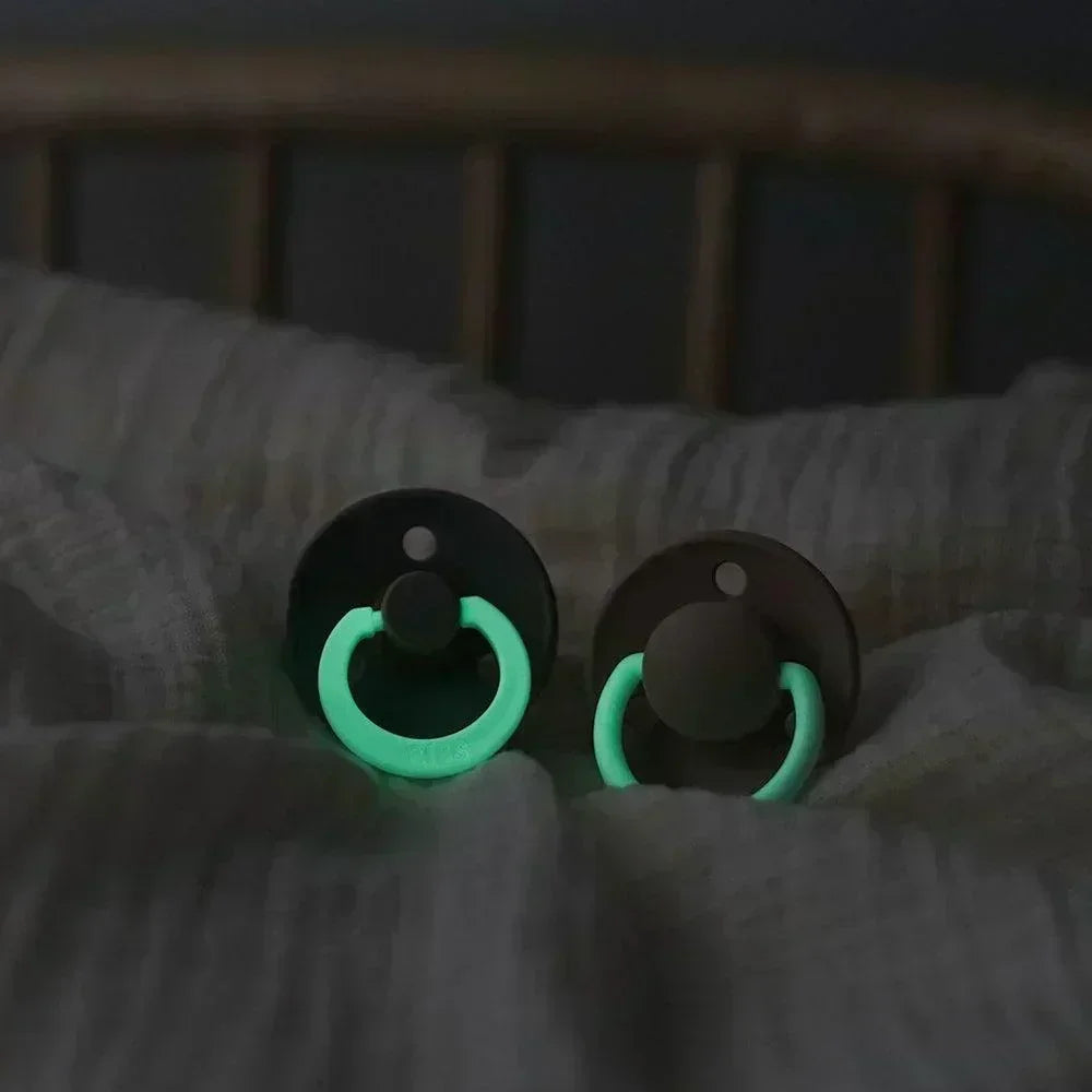 BIBS fopspeen symmetrisch met natuurlijk rubberlatex speen, Glow in the Dark in Blush en Vanilla, bij De Gele Flamingo