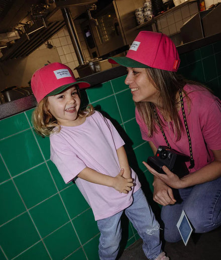 Hello Hossy Mini Fuchsia pet voor baby's en kinderen, uitgekozen door De Gele Flamingo