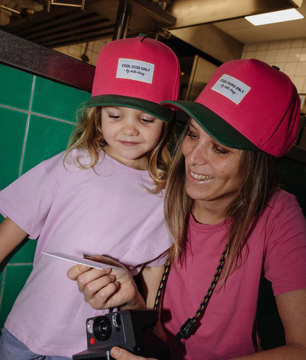 Hello Hossy pet Mini Fuchsia met minimalistisch design, onderdeel van het aanbod van De Gele Flamingo
