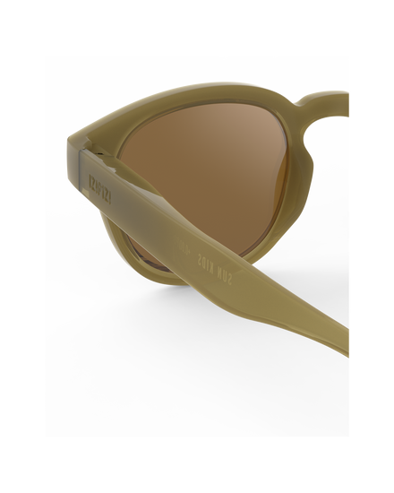 Izipizi Zonnebril 3-5Y #C Olive met zacht montuur in Soft Touch afwerking, bij De Gele Flamingo