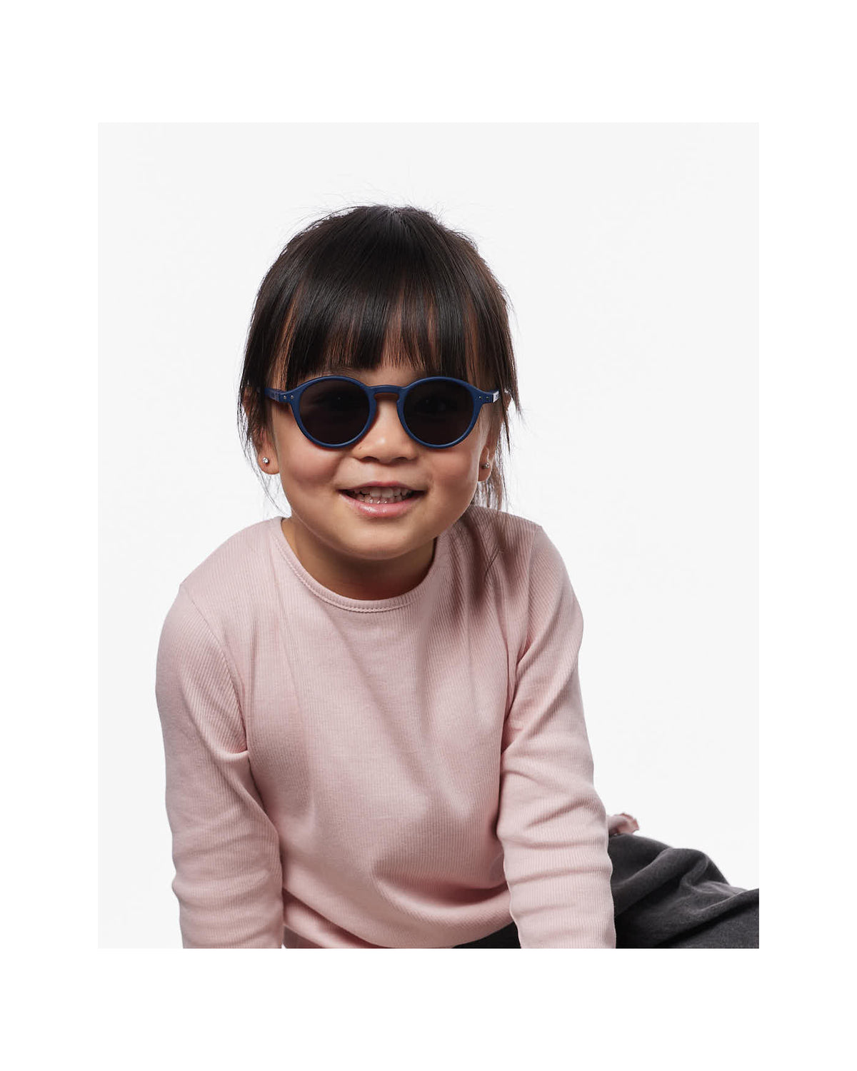 Izipizi Zonnebril 3-5Y #D in Navy Blue bij De Gele Flamingo, ronde vorm voor kindjes van 3 tot 5 jaar