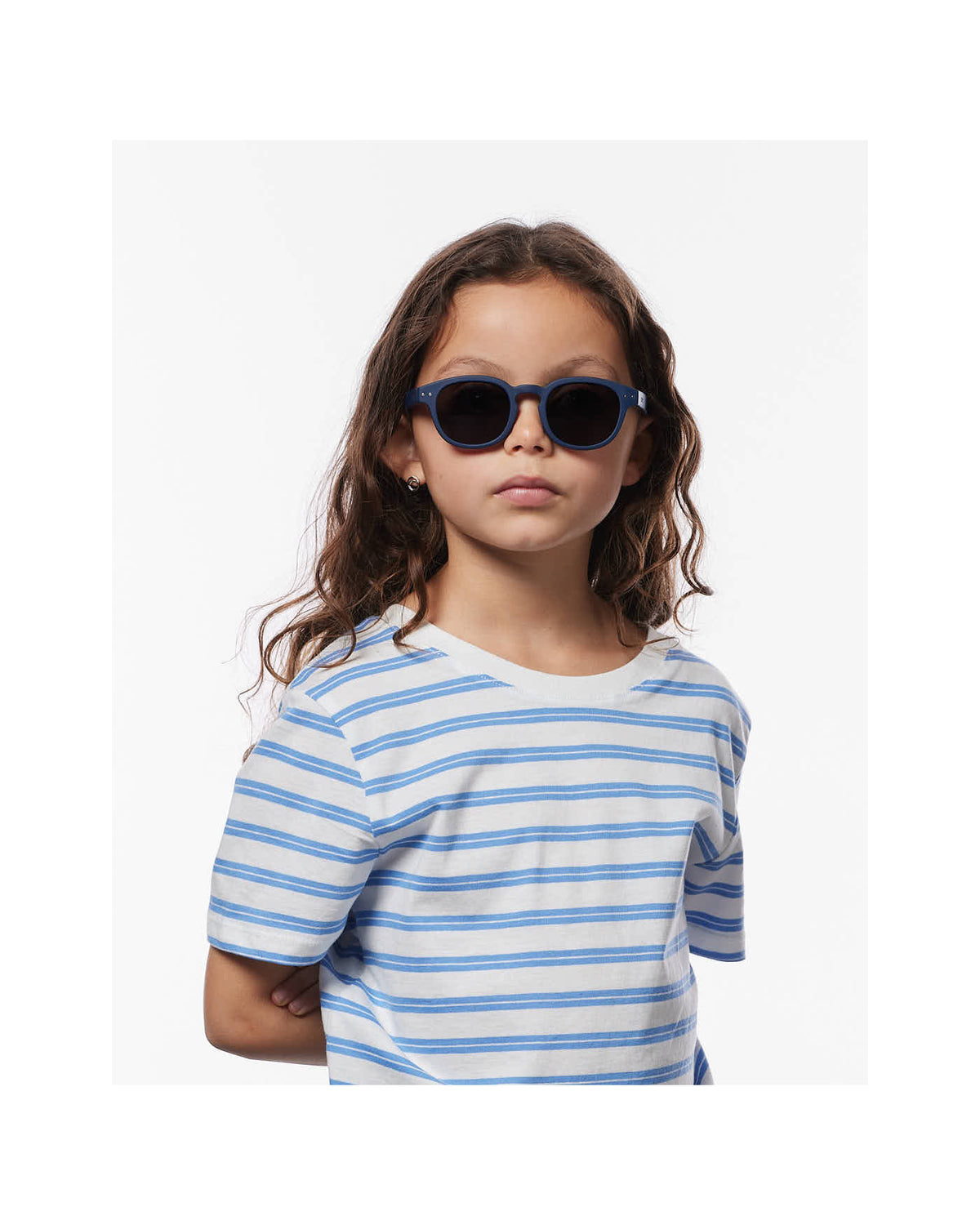 Izipizi Zonnebril 5-7Y #C in Navy Blue bij De Gele Flamingo, vierkante vorm voor kindjes van 5 tot 7 jaar