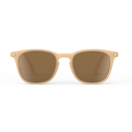 Izipizi Zonnebril 5-7Y #E in de kleur Macchiato met moderne rechthoekige vorm, te koop bij De Gele Flamingo.