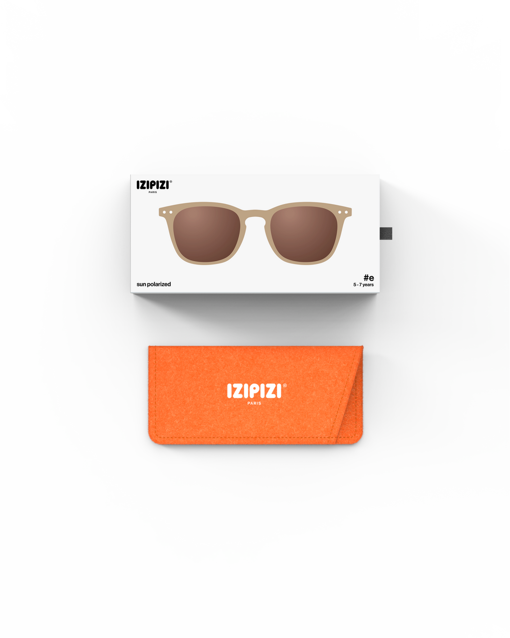 Izipizi Zonnebril 5-7Y #E in Macchiato met Soft Touch afwerking, uit het zomeraanbod van De Gele Flamingo.