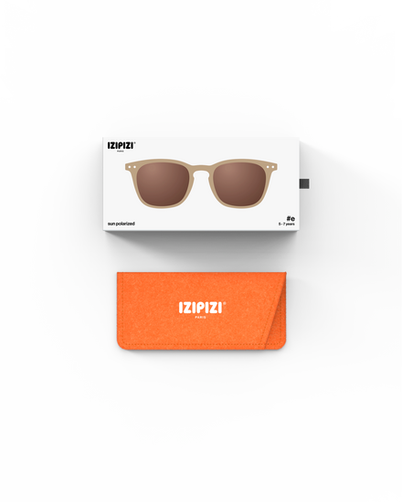 Izipizi Zonnebril 5-7Y #E in Macchiato met Soft Touch afwerking, uit het zomeraanbod van De Gele Flamingo.