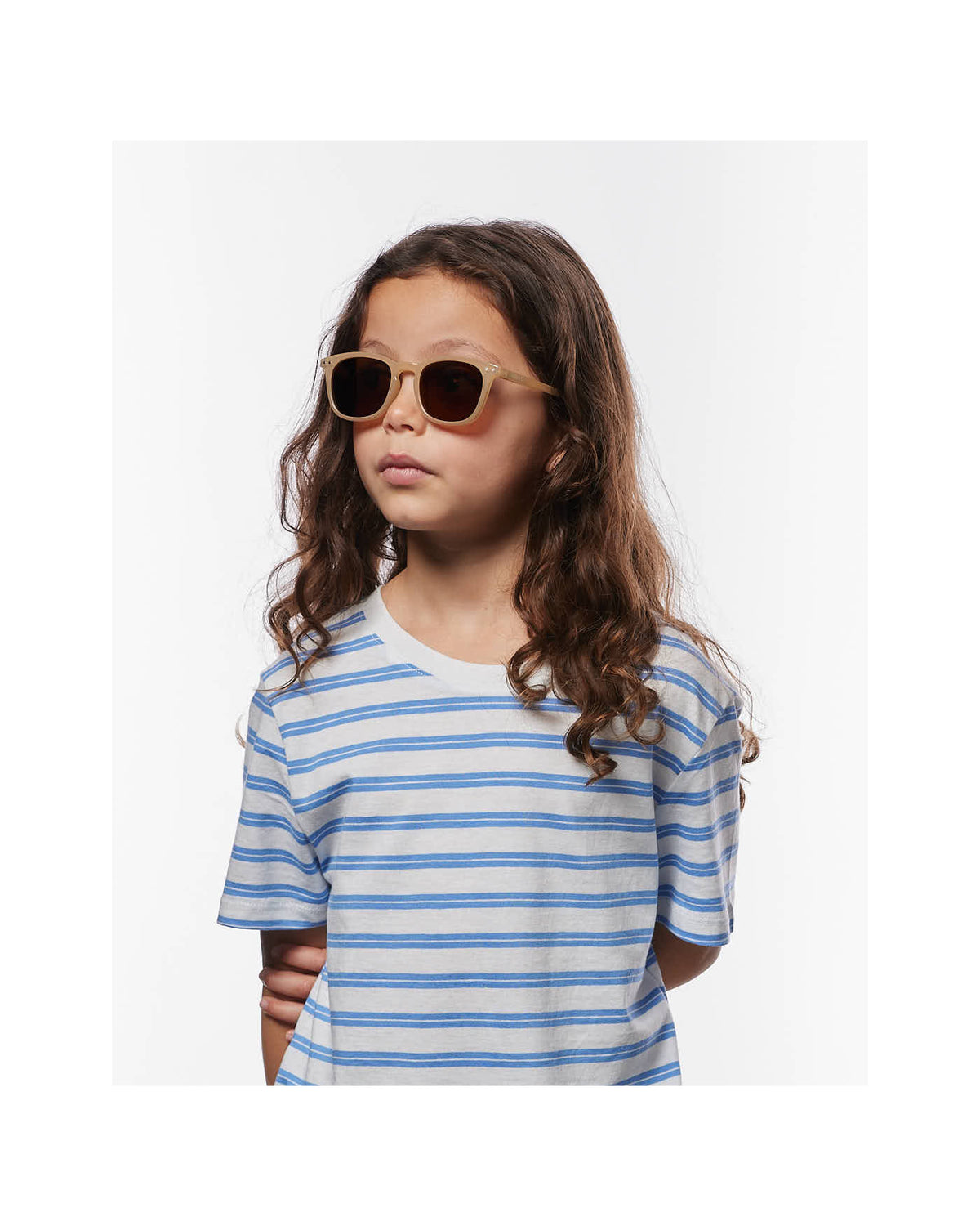 Izipizi Zonnebril 5-7Y #E in de kleur Macchiato met moderne rechthoekige vorm, te koop bij De Gele Flamingo.
